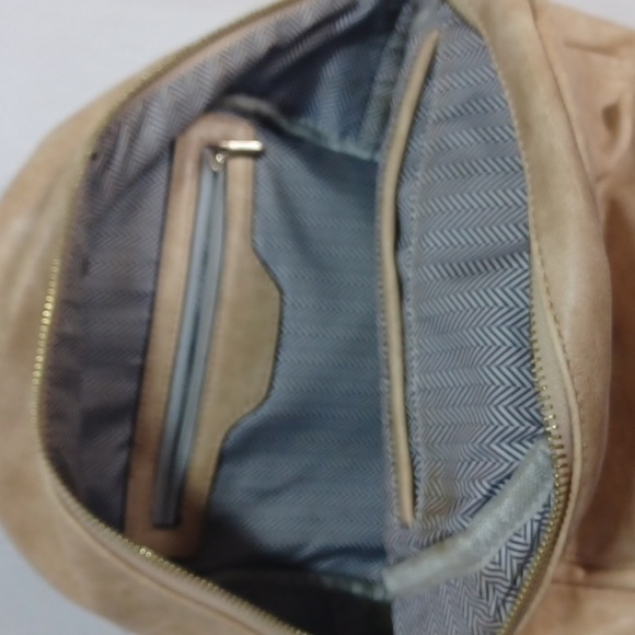 BACK PACK purse in a beautiful tan with 2 shoulder straps and handle 😋 - Picture 4 of 6